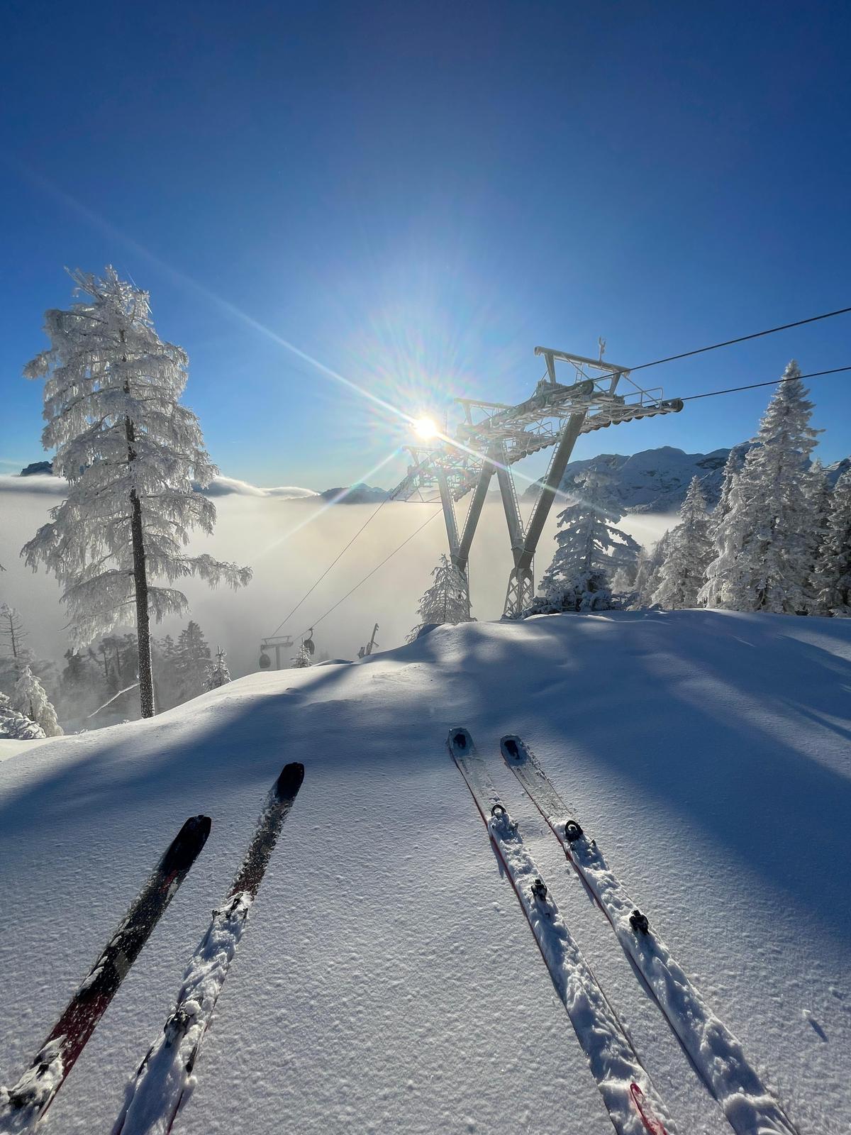 Sonnenaufgang beim Skifahren